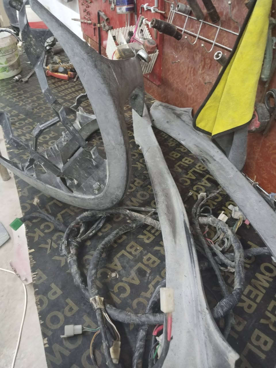 لحيه وترايش ملح كلش بس لحيه بيها هي فتحه صغيره وضافير عدد ثنين مال رمبه كلهن ماكس عدله توصيل موجود ***********
