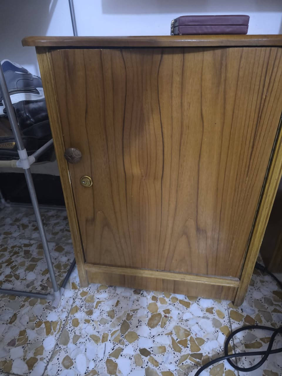 مرحبااا غرفة اخشاب للبيع سعره 350 قفل  ااسكن بحي ميسان يحب يتواصل معي***********
