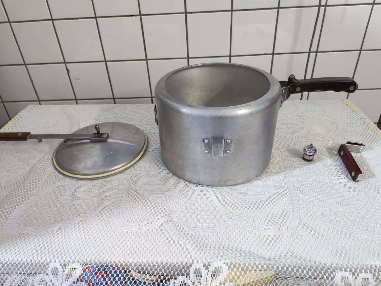 للاسف توصيل غير متوفر
مكاني بغداد الكرخ
جدر ضغط انكليزي الاصلي صناعة السبعينات شغال 100% لاستيكه موجود وطري بالاضافة الى  لاستيك اخر احتياط
 قطر الجدر   والارتفاع موضح بالصور
 ونظافه الجدر مبينة بالصور 
 للاستفسار السعر على الخاص


**إذا كنت صاحب هذا الإعلان وتريد حذفه لأي سبب، رجاءا أرسل رسالة إلى الدعم الفني**