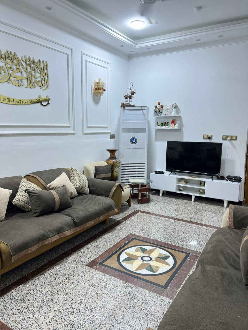 يتوفر دار سكن 200 متر بالطشاش  الأولى قرب جامع الحسن العسكري طابقين
6غرف نوم واستقبال وهول ومطبخ وصحيات
للاستفسار على الرقم ***********

