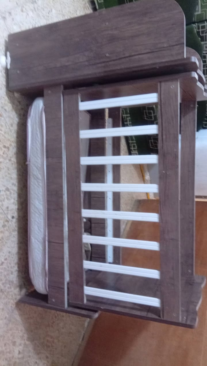 عندي هذا الكاورك يحتاج بس خشبه وياه دوشك ومثل مامعروض كدامكم قيمو سعره ماعندي توصيل الي يشتري يجي يأخذه وشكرا


**إذا كنت صاحب هذا الإعلان وتريد حذفه لأي سبب، رجاءا أرسل رسالة إلى الدعم الفني**