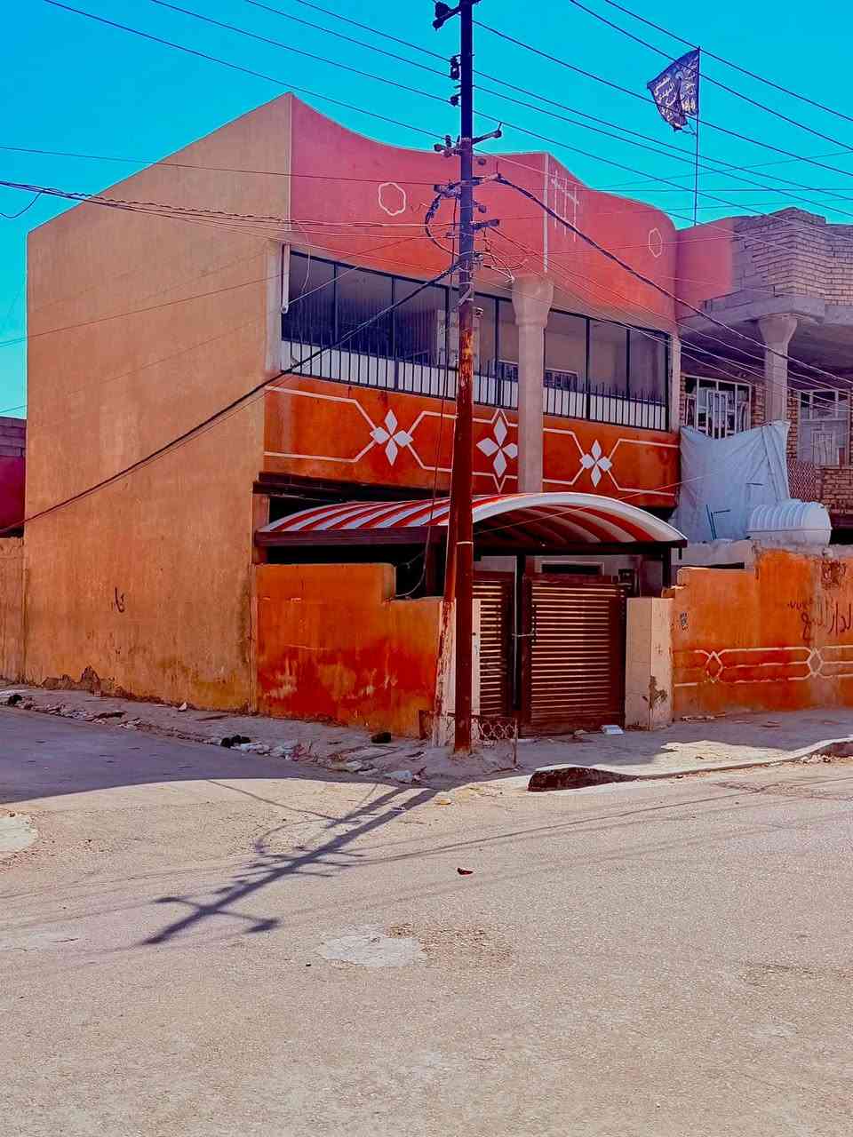. 170متر طابو زراعي سند 25 شارع اسواق الصدرين 
واجه ه10 نزال 17.    4 غرف نوم استقبال مطبخ صاله 
صحيات كراج البيت ركن على شارعين 
بغداد بوب الشام. للاستفسار. 
*********** البيت فارغ حاليا للبيع فقط
