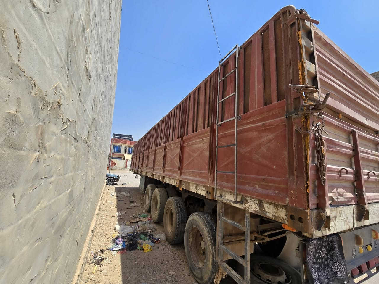 عربانه للبيع دناكير ثنين صيني ١٤ واحد ألماني ١٣ وثاني ١٤ ألماني جناب حدادي ارتفاع ١٩٥ وطول عربانه  ١٣.١٥ 
١٣ وربع شاصيها مكفول لامطوله ولاملعوب بشاصيها ابلاديه تخم ويل بدون تاير  تحمل حنطه ٥٨ طن ***********
