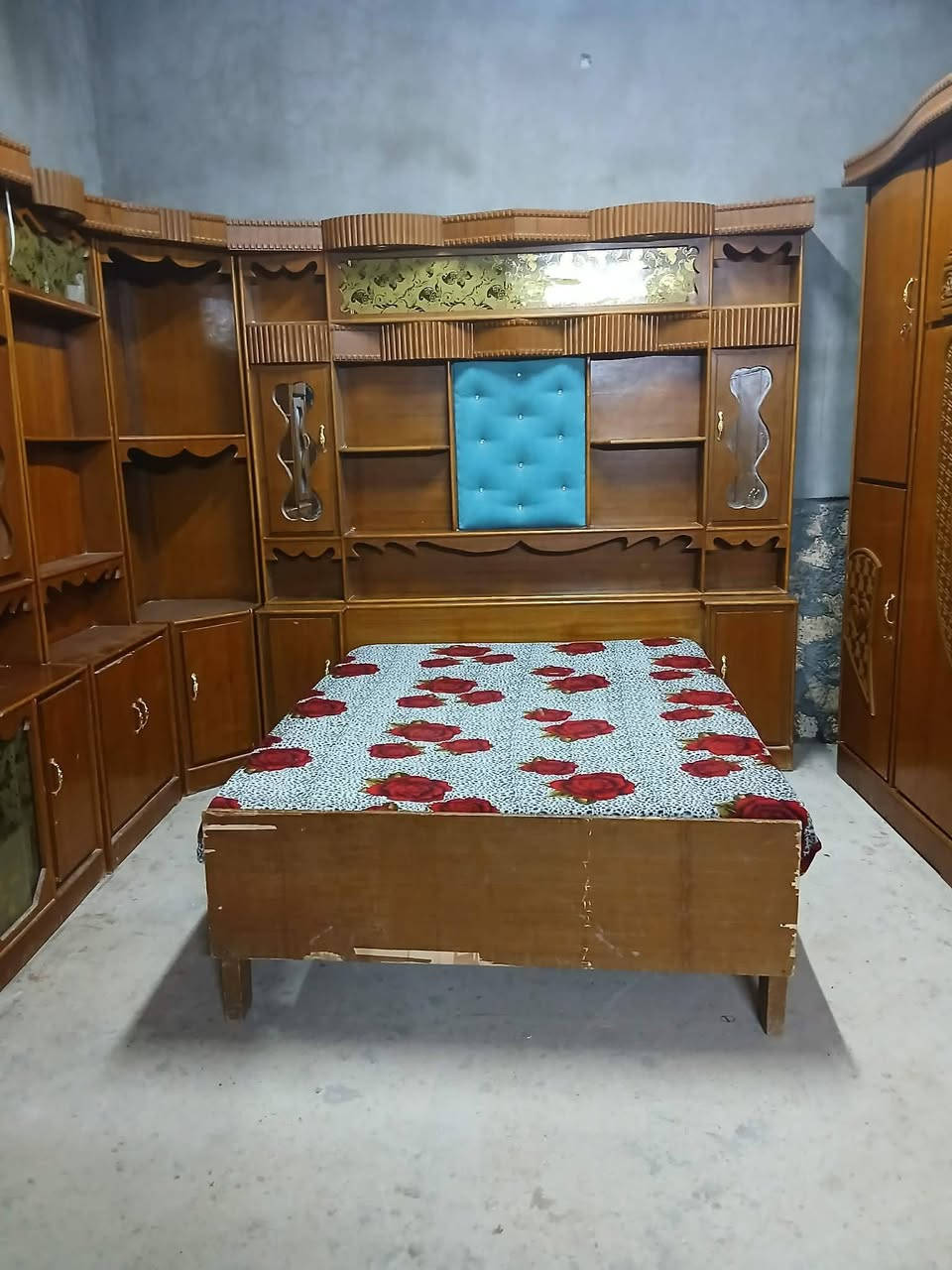 غرفه نوم خشب عراقي صاج داخل خارج بشرط 
نضيفه فول بسعر مناسب ٧٥٠ الف وبيهه مجال 
جوه السوك العنوان الرمانه 
***********
