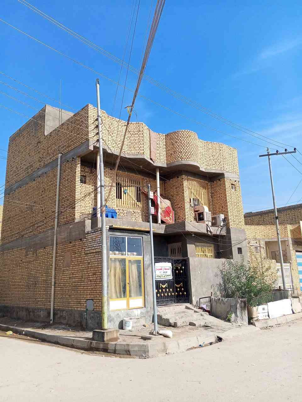 دار سكن المساحة 110م ركن على شارعين  عرض الشارع  10م وساحة بناء حديث  طابوق كونكريت مسلح  ثلاثة طوابق  خارطة حديثه وبناء درجه اولى يتكون من 5 غرفة +2 صاله+2 مطبخ  + إستقبال 6*4 مع. صحيات داخليه و خارجيه مع محل موجودة كافة الخدمات كهرباء  ماء مجاري  انترنيت مدارس مقابيل البيت مسافة 100م  العنوان ناصرية  الفداء شارع المدارس موقع  وجيران درجه اولى  مطلوب اسكان 17مليون تسديد بالشهر 174 والباقي حاضر   اخواني الاعزاء فقط الشرا ي يتصل  بدون مراسله  وتعب الاتصال ***********
