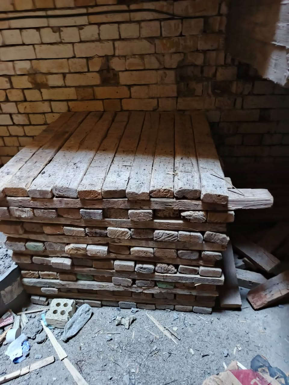 قالب خشب للبيع يكفي لمساحه 300متر للاستفسار ***********
