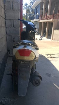 دراجة نارية ياماها للبيع، بحالة جيدة مع بعض الملصقات الزينة. تحتوي على...