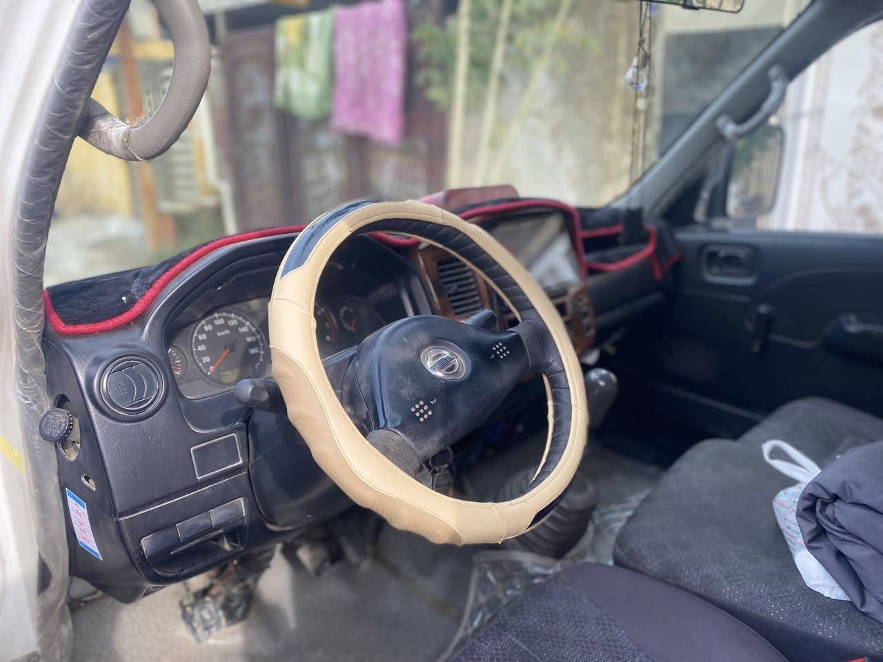 نيسان يورڤان 2012 بسمي سنويه هيئه وغرامات مصفره وخطها مكانه بي رزق خير من الله كهربائيات شغلله التبريد بس كمبريسر عوزها كله جديد من فريز وراديتر والانابيب كلها جديده 
كير ومكينه خير من الله 
السعر ١٣٨ وبي محال حك الجيه***********
