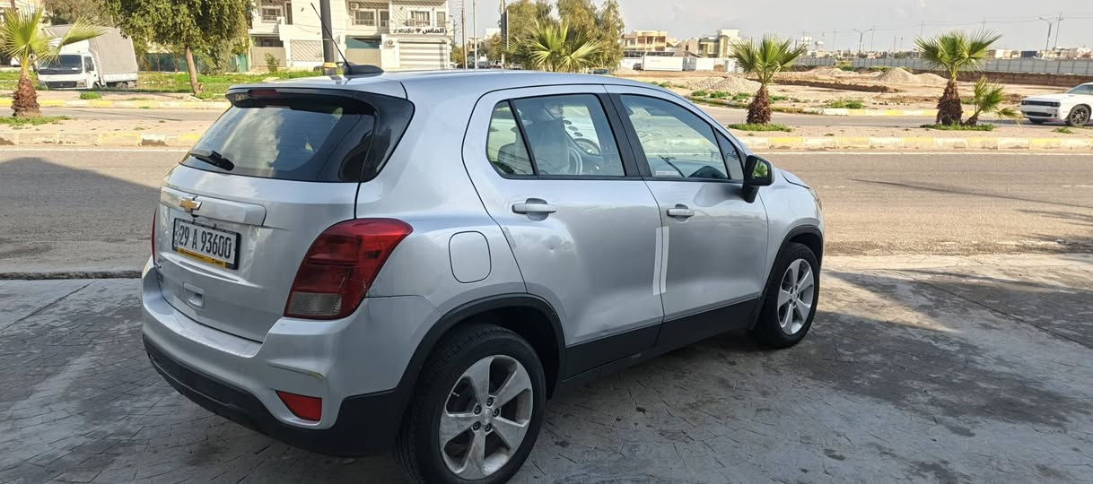 السلام عليكم... 
‏للبيع•او•مراوس.
‏شيفروليه تراكس (Chevrolet Trax).
‏لـــــون:رصاصي فضي. 
‏مــــحرك:1400-تيربو.
‏مــــوديــــل:2017.
‏تبــريد-تــدفــئه. 
‏حادثه:قطعتين بدون دواخل 
‏سنوية البارحه طلعته مشروع وطني تريد تحويل تريد وكاله رقم دولي جديد هزه جديد سنوية جديد... 
‏السيارة جاهزه مجهزه على اخر حبايه تجي تشغل او تطلع او ابد لا ترفع بونيد ولا تجيك على اي شي 
‏ملاحظة:دهن جديد. تايرات جدد. صدر جديد. 
‏السياره صارف عليه بكد شعر راسي...
‏رقم الهاتف:***********
‏العنوان:كركوك-حي عدن

