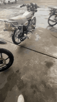 السلام عليكم درجه سيفان 22اورق  دراجه جديده كله شغال اللبيع أو مروس أب وتمتيك حسب القنعه والدرجه جديده الحد يكسر بيه مكن ديالى بعقوبه دوره الباويه***********
