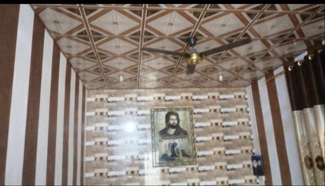 السلام عليكم إلدار البيع بيه بيتين+ ديوانيه خارجية المساحة الكلية ألف متر كل الخدمات ماى كهربائ تبليط بل باب السعر المناسب وترهم بل قصاد الاتصال على الرقم ***********
