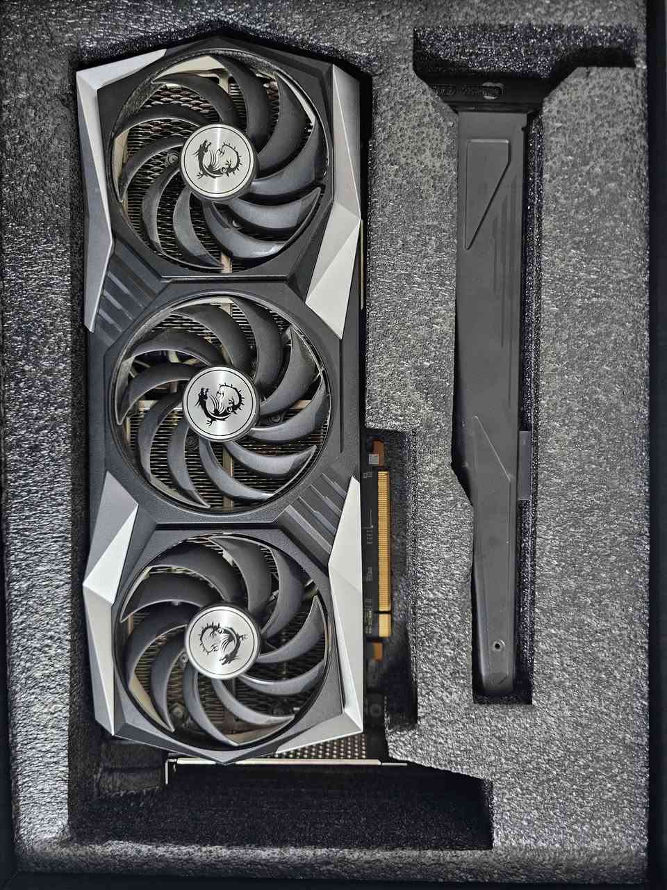 للبيع مستخدم جدا نظيف استخدام ٥ اشهر و ايام قليله  سبب البيع تطوير الى ٥٠٨٠
(GPU) MSI VGA RX6950XT GAMING X TRIO 16GB
افضل نسخه من ال ٦٠٠٠ يشغل 4k بالمرتاح وحرارته بالالعاب وتحت الضغط توصل ٦٤c°
السعر ٨٥٠ الف وبي مجال قليل وبخدمتكم


**إذا كنت صاحب هذا الإعلان وتريد حذفه لأي سبب، رجاءا أرسل رسالة إلى الدعم الفني**