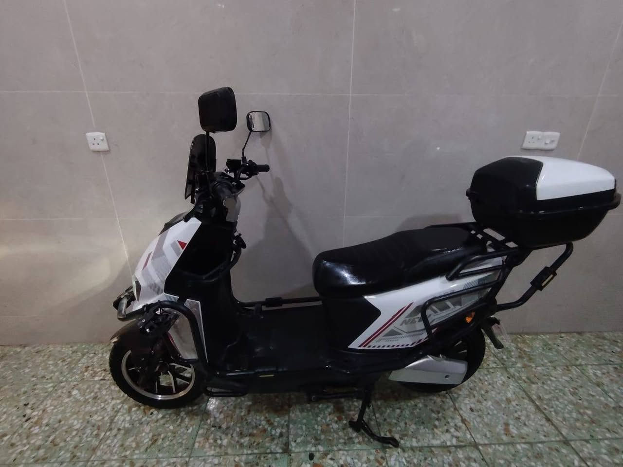 سلام عليكم دراجه سكنس موديل 2026 ليثيوم..٠ مو بطاريات عاديه . 40 امبير .
تمشيك أكثر 75 كليو بل الشحنه الوحده .
سرعه 99.
نظام 3 سرع .+مثبت سرعه 
تشغل بصمة .
نظام رجوع لخلف ..
صندوق +درع .... السعر 950 الف
مكاني ابو غريب مجاور مجمع بدور بغداد السكني
*********** متوفر واتساب
***********
