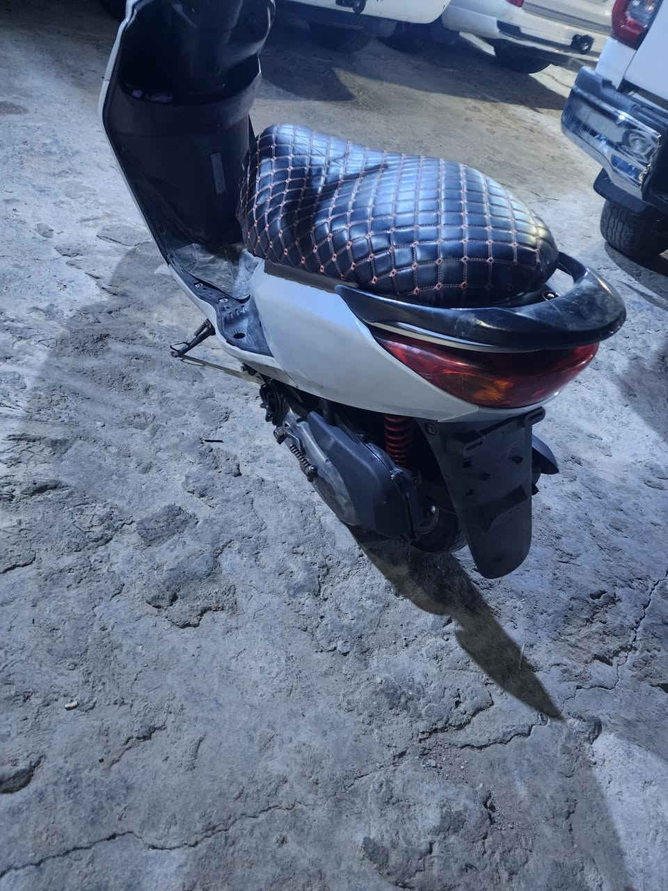 السلام عليكم دراجه بريز للبيع دراجه كله بلاديه بس الكفرات تايوان مو تجاري سلف وهندر كهرباياته كله شغاله مكاني الزعفرانيه  ***********
