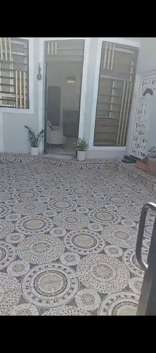 السلام عليكم بيت مساحة 120مجمع الرواد السكني حي الجامعة غرفتين  طابق ونصف الطابق  الأرضي استقبال ومطبخ وغرفة ونوم وصالة درج ومناور عدد اثنين توجد حديقة صغيرة وكراج  مطلوب مبادرة 110للمصرف القسط الشهري 548000الف يتحول للمشتري 
السعر 60مليون  صافي واجور تحويل المصرف على المشتري
للاستفسار ***********
