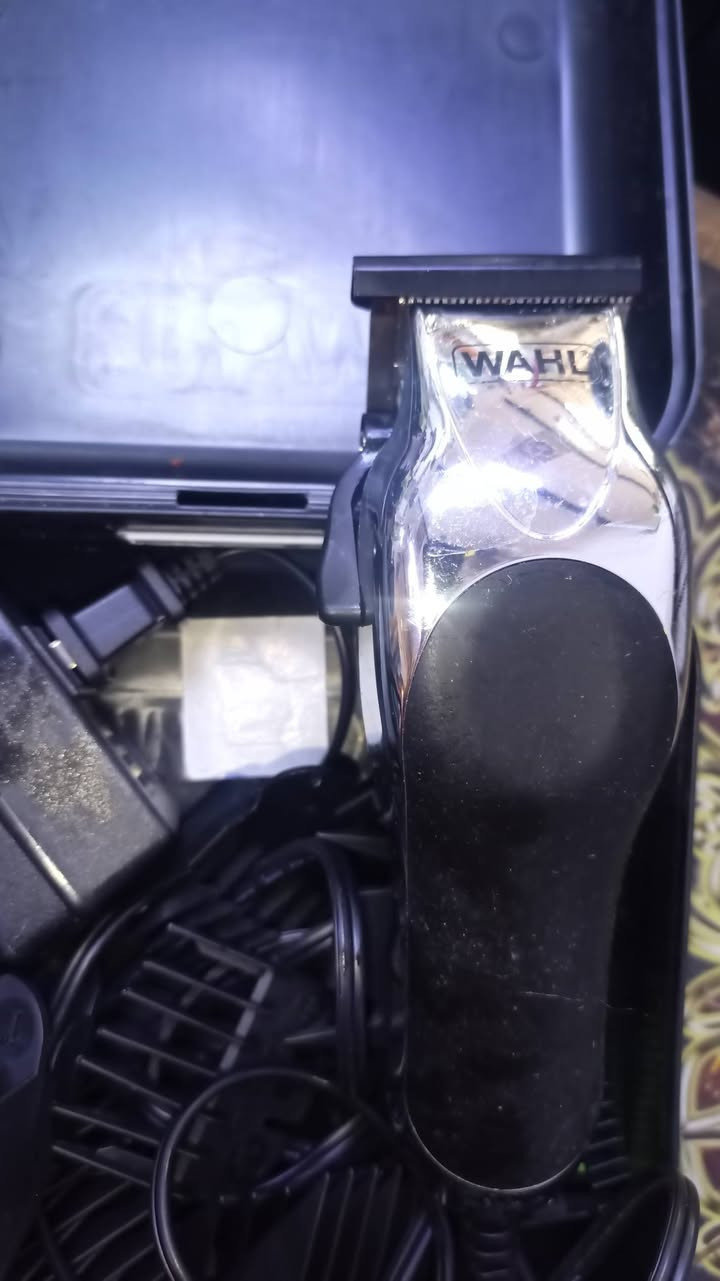 مكينة حلاقة أمريكي واسأل عليها في اي مكان بس بشرط واحد يعرف بالمكينة اخوان لا اتكسرون بالسعر لانة هاي نوعية درجة اولى بيني وبينكم رب العالمين واهل البيت عليهم السلام للبيع قبل شهر وصلتني الاصلية كامل مواصفات جديدة اريد اصفي المحل سعر المكينة (150 ألف) للتواصل على الرقم *********** مع تمنياتي للجميع بالتوفيق
