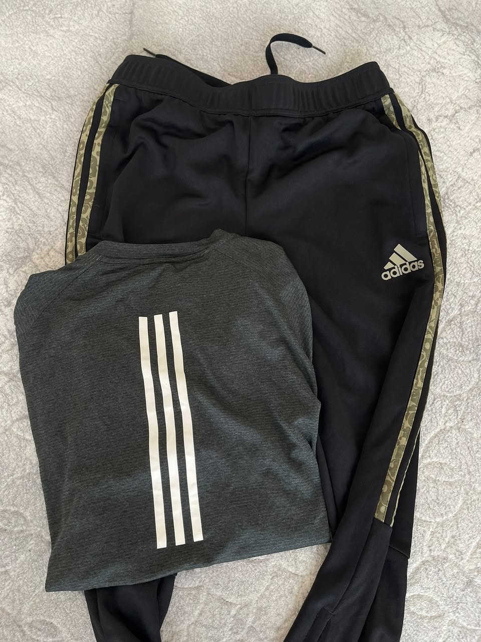 🔥سيت  رياضي ترهيم  روعة اصلي Adidas   💯
 🔹سعر: ٤٨ توصيل مجاني

🔹قياس: البجامة قالب سليم حجل سحاب M
تيشيرت موديل حديث L  
🔹جديد ما ملبوس  
 🔹لون:كما موضح بالصورة 

🔹توصيل موجود لكافة المحافظات


**إذا كنت صاحب هذا الإعلان وتريد حذفه لأي سبب، رجاءا أرسل رسالة إلى الدعم الفني**