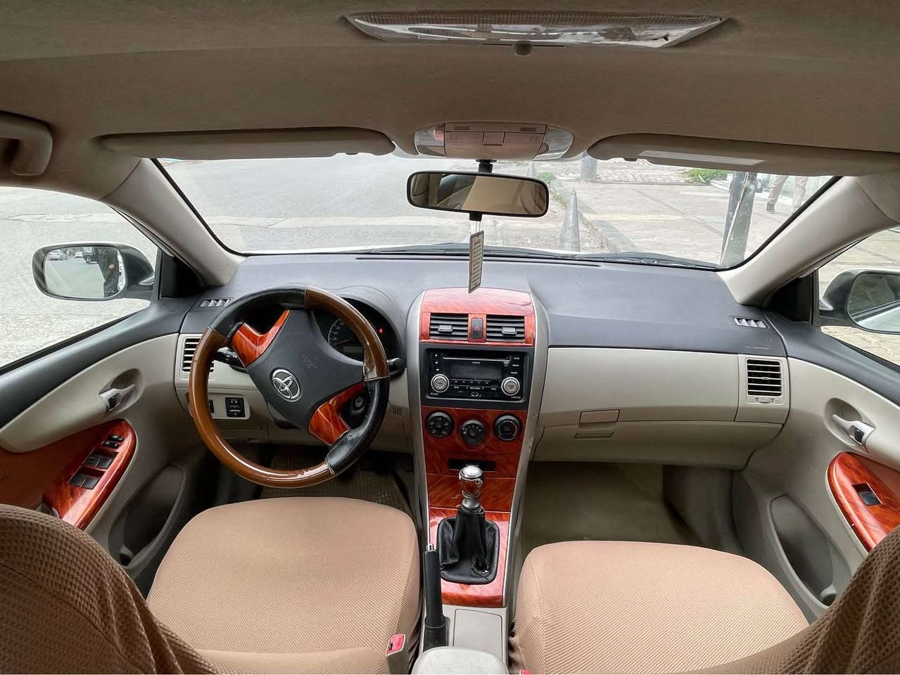 تۆیۆتا کرۆلا 2013 خەلیجی سپی بێ ، گێڕ تەرح، مەکینە16 
بۆیاخ و تەعدیل و شوخت و کاڵبونەوەی نیە .
گێڕ و مەکینە بەشەرت نەکراوەتەوە ،
سەنەوی تا 2029 نوێیە بەناو خۆمەوەیە 
مواسەفات ناو قەیسی چوار جام کارەبا abs
160 هەزار کیلۆمەتر ڕۆشتوە حەقیقی
ناونیشان ڕانیە  
سعر 120
*********** رانية, السليمانية
