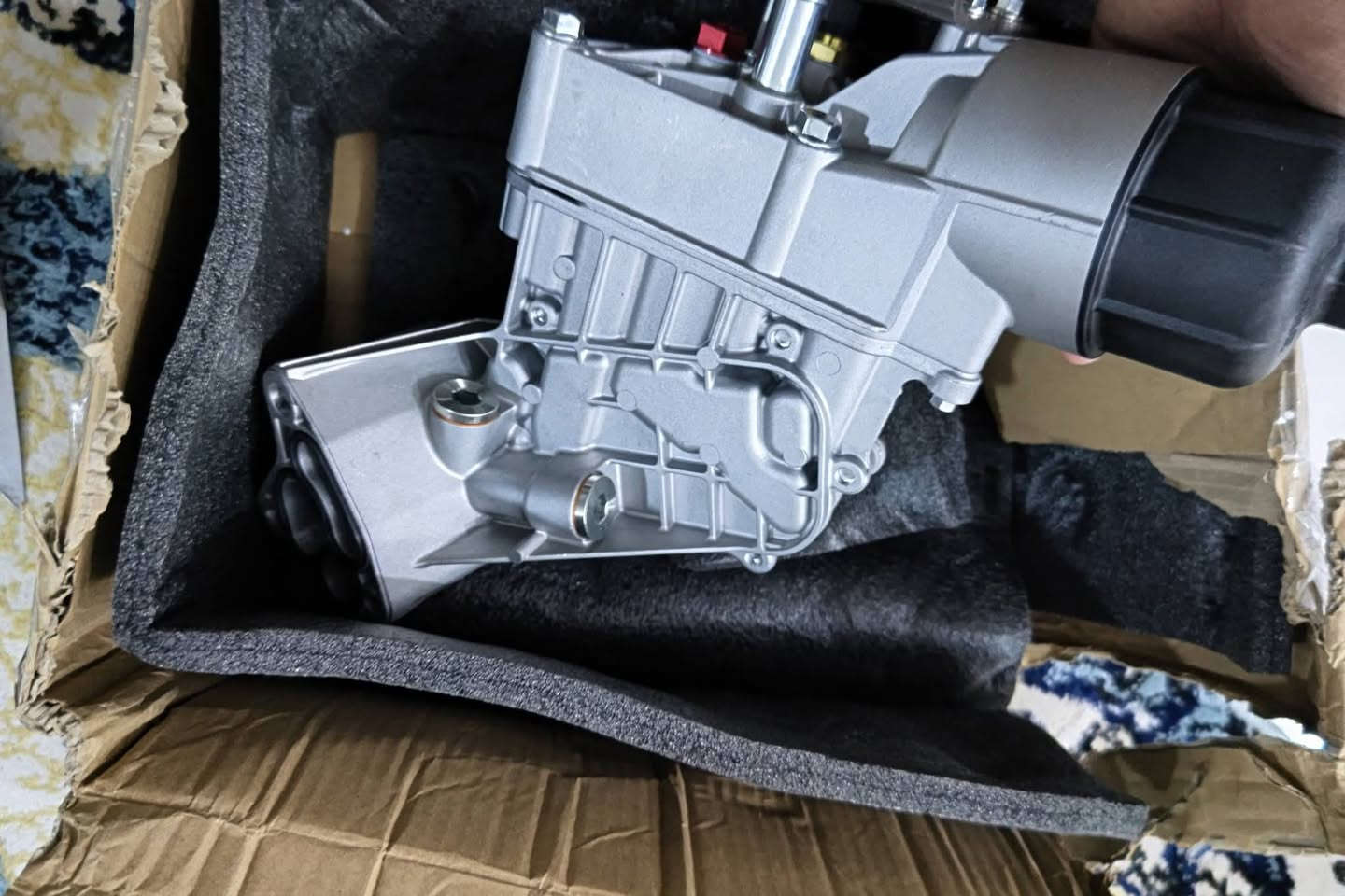 السلام عليكم ورحمة الله 
متوفر جديد

القطعة المعروضة في الصورة هي مجمع مبرد ومبيت فلتر زيت المحرك (Engine Oil Cooler & Filter Housing Assembly)، وهي مصممة خصيصاً لمحركات الديزل. 

 +1
تفاصيل القطعة:
الوظيفة: تعمل على تبريد زيت المحرك واحتواء فلتر الزيت لضمان تنقية الزيت وحماية المحرك من الحرارة الزائدة.
المادة: تتوفر هذه القطعة غالباً بإصدارات مطورة من الألومنيوم لزيادة المتانة ومقاومة الحرارة مقارنة بالقطع البلاستيكية الأصلية.
المحتويات: تشتمل عادةً على مبيت الفلتر، المبرد، حساسات، والغطاء الأسود للفلتر. 
التوافق مع السيارات:
تتوافق هذه القطعة بشكل أساسي مع الموديلات التالية:
جيب جراند شيروكي (Jeep Grand Cherokee): للموديلات من 2014 إلى 2019.
نوع المحرك: محركات 3.0L V6 Turbo Diesel.


**إذا كنت صاحب هذا الإعلان وتريد حذفه لأي سبب، رجاءا أرسل رسالة إلى الدعم الفني**