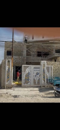 باب حديد ثقيل مستعمل للبيع (٣)  امتار عرض ارتفاع مترين وربع سحب يصلح ل...