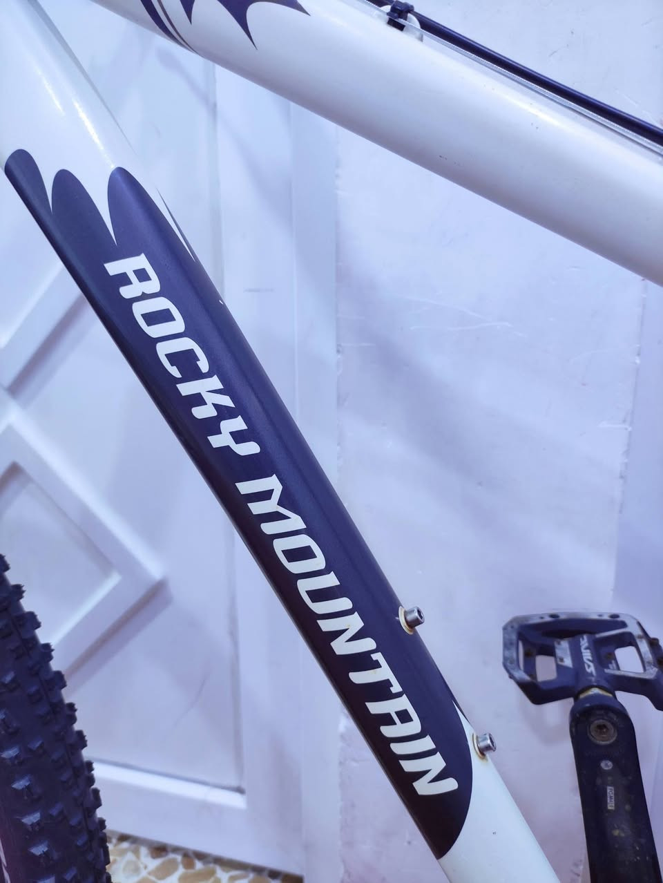 السلام عليكم 🇨🇦
دراجة فئة #جبلي ماركة #ROCKY_MOUNTAINروكي مونتاين

العالمية ماركة غنية عن التعريف صنع كندي اصلي اورجنال 🇨🇦🇨🇦

الدراجة حجم 29 ضخمة جدا ...فول المنيوم خفيف جدا وسريييع 

دبل أمامي احترافي سلس 100٪ تحكم من الجهتين تقوية وترخية

لون الدراجة ابيض اوف وايت مع تطعيم سلڤر ...لشة مضلع حديث

سستم سرام اكس فايف #SRAM_X5 سلس وسريع جدا بلتبديل 

بدالات السرعة (الگيورة) sram 8X3 سحب دفع #شاشه حديث

بريكات هايدروليك دهن فئة جدا حديثة دسكات مختومة شيمانو

ويالة بولبرين زووم طبقتين لتحمل الاوزان الثقيلة والطسات WTB

تايرات كتان اصلية احترافية ماركة #SHWALBE_RAPIO شركة

رقبة وستيرن نفخ المنيوم من ماركة روكي مونتاين اصليات شركة 

سرج طبي اصلي ...كمبليونات ويالة وسرج سلايت...ستاند سلايت 

بايدارات احترافية  بولبرين اصلي من شركة #SANIC العالمية

🔴الدراجة استيراد خاص كندا غير مستعملة داخل العراق  
     الدراجة وضع شركة بلاد ما بيها اي نقص كاملة وجاهزة 

🔴الدراجة بالنايلوون جدا نظيفة بمعنى الكلمة بلكاغد 

المكان الموصل الجانب الايسر...السعر 500 الف (ثابت_نهائي) 

يوجد توصيل بغداد وجميع المحافضات العراقية 

رقمي للتواصل ***********
