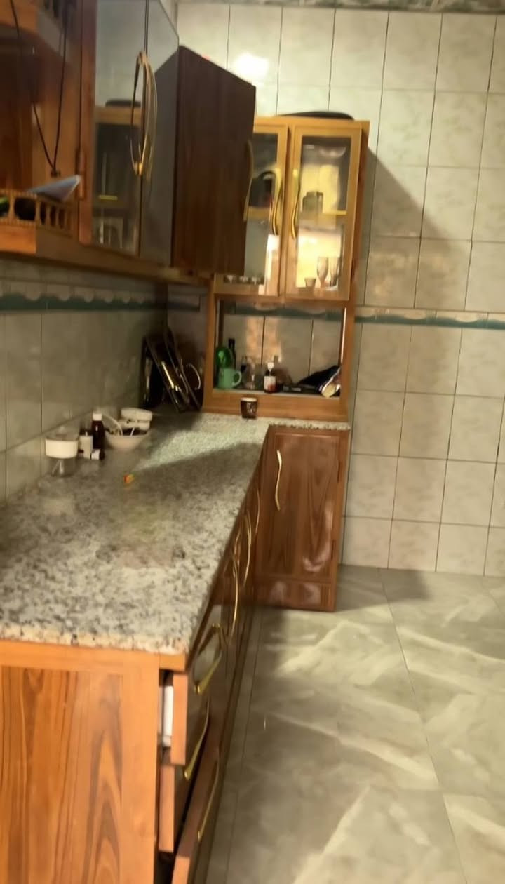 للبيع بيت بسعر مناسب "بحي الخضراء" المساحة 200م قرب جمال ابو الثلاجات
يتكون من 5 غرف نوم وصالة واستقبال ومطبخ وخدمات صحية وكراج كبير 
للاستفسار ***********
