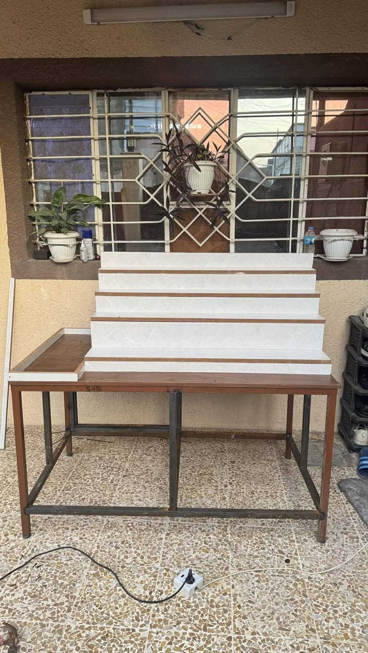 للبيع ميز  مال ساعات اكسسوارات
ثقيل حديد
طوله متر  وعرض متر ونص
جديد ما صاله شي
موصل جانب الايسر حي الميثاق
***********
الشراي يتصل
