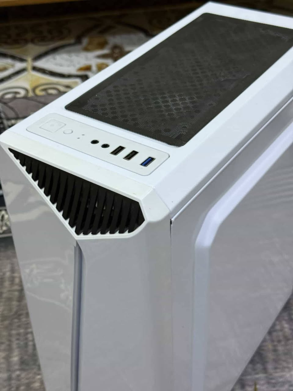 السلام عليكم
تجميعة للبيع 

المواصفات:

- المعالج: Ryzen 5 5500  
- كرت الشاشة: RX 580 8GB  
- الرام: 16GB (8×2) بتردد 3200MHz  
- المذربورد: B450  
- التخزين:  
  - SSD 256GB  
  - HDD 1TB  
- مزود الطاقة: 750W  
- الكيس: يحتوي على 4 مراوح تبريد

الجهاز مناسب للألعاب والبرامج الثقيلة ويعمل بكفاءة ممتازة.

السعر 600 الف وقابل للتفاوض


**إذا كنت صاحب هذا الإعلان وتريد حذفه لأي سبب، رجاءا أرسل رسالة إلى الدعم الفني**