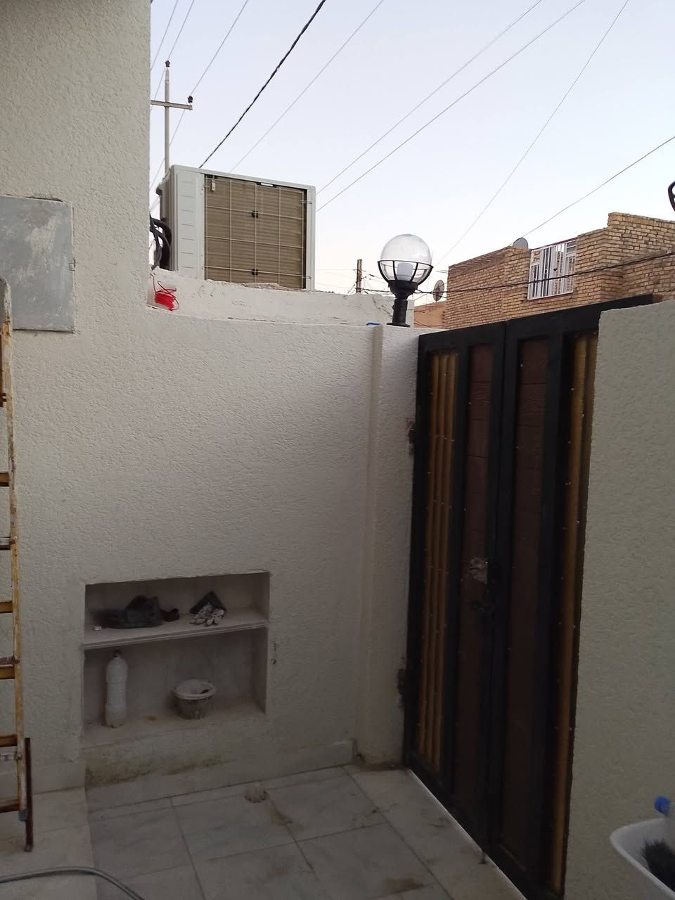 مشتمل 100متر طابق واحد للبيع بناء حديث درجة اولى يحتوي على استقبال ..مطبخ.. هول ..غرفة نوم
العنوان زين القوس شارع الاقواس خلف الشارع العام 
للاستفسار الاتصال على الرقم التالي 
***********
مشتمل 100متر طابق واحد للبيع بناء حديث درجة اولى يحتوي على استقبال ..مطبخ.. هول ..غرفة نوم
