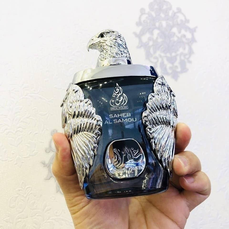 ✨ غلا زايد صاحب السمو… عطر لا يشبه الحضور العادي، بل يترك بصمة فاخرة تسبقك أينما ذهبت.
من دار ard alkhaleej الإماراتية🇦🇪💯 ، يأتي هذا العطر بتركيبة تجمع بين الانتعاش الملكي والدفء الشرقي العميق، ليمنحك إحساسًا بالقوة والأناقة منذ أول رشة.
تبدأ الرحلة بنفحات منعشة من الليمون والجريب فروت والنعناع مع لمسة فلفل وردي تضيف جاذبية مميزة، ثم ينتقل العطر إلى قلب دافئ مليء بالزنجبيل وجوزة الطيب والياسمين وخشب الأرز، قبل أن يستقر على قاعدة فخمة من العنبر والبخور والمسك والباتشولي وخشب الصندل لثبات يدوم وفوحان يلفت الأنظار.
عطر أو دي بارفان صُمم للرجل الذي يبحث عن الهيبة، الفخامة، والحضور القوي بأسلوب قريب من العطور العالمية الراقية مثل أفينتوس، لكن بسعر اقتصادي يناسب الاستخدام اليومي والمناسبات الخاصة.
غلا زايد… عندما تتحول الرائحة إلى هيبة
#الاصلي المنشأ خليجي الامارات 🇦🇪💯


**إذا كنت صاحب هذا الإعلان وتريد حذفه لأي سبب، رجاءا أرسل رسالة إلى الدعم الفني**