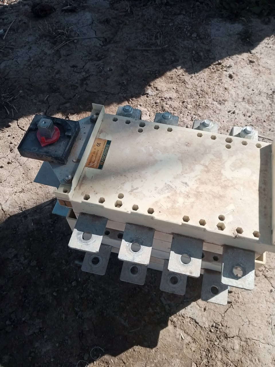 قاطع تحويل من كهرباء الى مولد وبلعكس 630 انبير. جديد مستعمل قليل سعر 300.المبايل ***********
