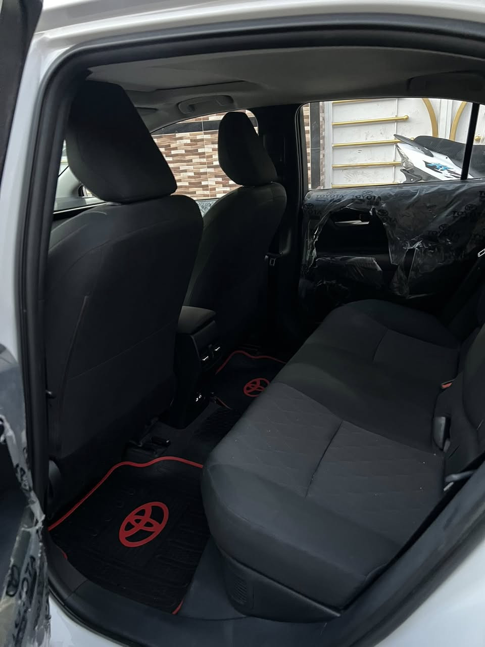 السلام عليكم للبيع فقط كورله 2024 التفاصيل موضحه بالسنوار مكفوله من الصبغ والبارد والكارت بسمي تحويل ثاني يوم الموصفات المعروفه المكان بغداد المشتل ***********
