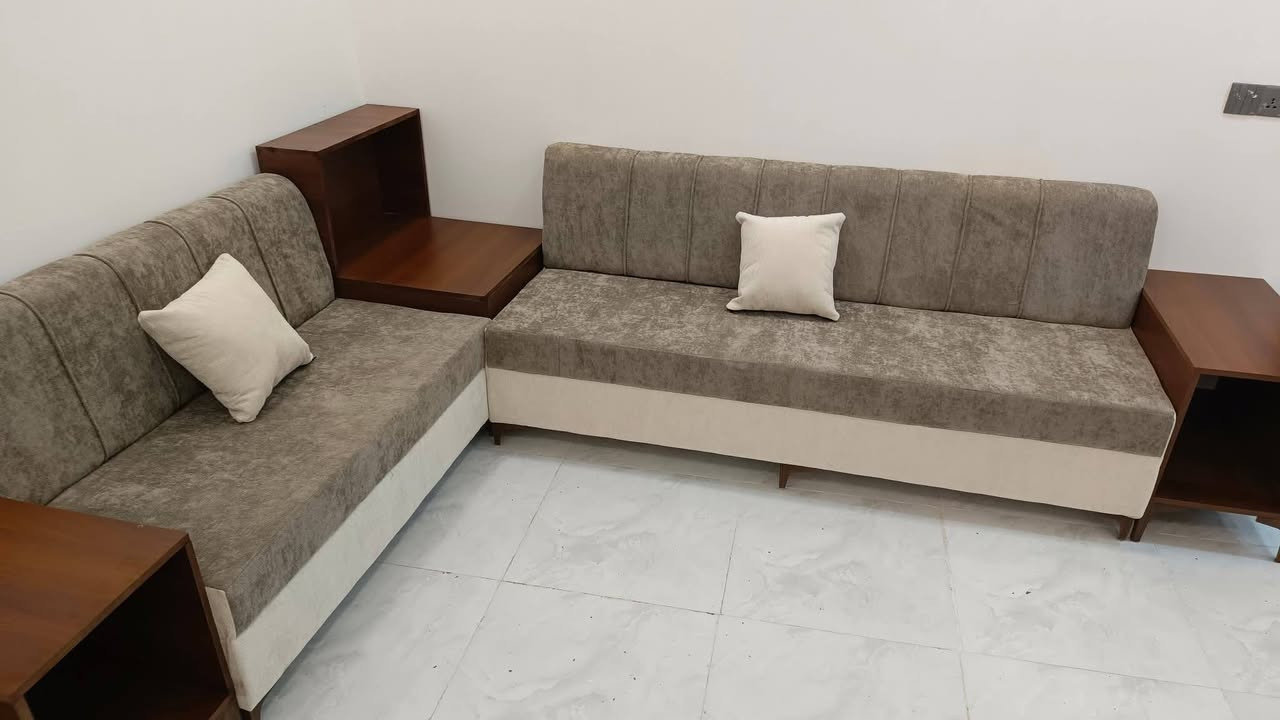 مودرن فخم – استلام مباشر من كربلاء ✨
الوصف:
التصميم: مودرن، درجة أولى، تفصيل حسب الطلب
الخشب: جام روسي بلاويد بلوك أسود
الإسفنج: ضغط عالي مريح
القماش: تركيا درجة أولى
السعر: المتر 80 
الاستلام: كربلاء – حي الحر
للتواصل: ***********
