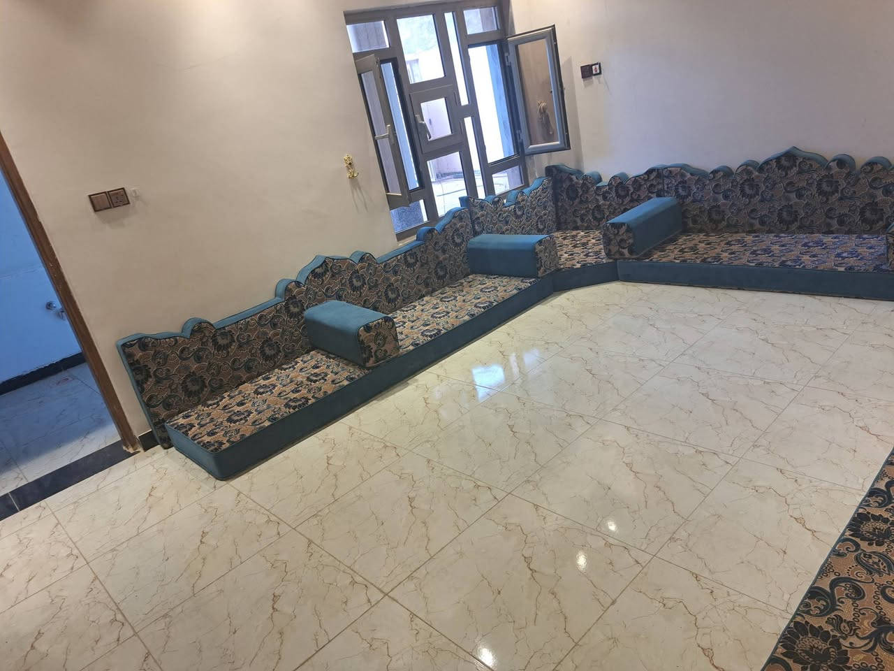 السلام عليكم
جلسه عربيه مستعمله نظيف للبيع 
سعره 600 الف وبيه مجال 
العنوان فلوجة حي التأميم يم أسواق يثرب 
الشراي يتصل على هذا الرقم 
***********
