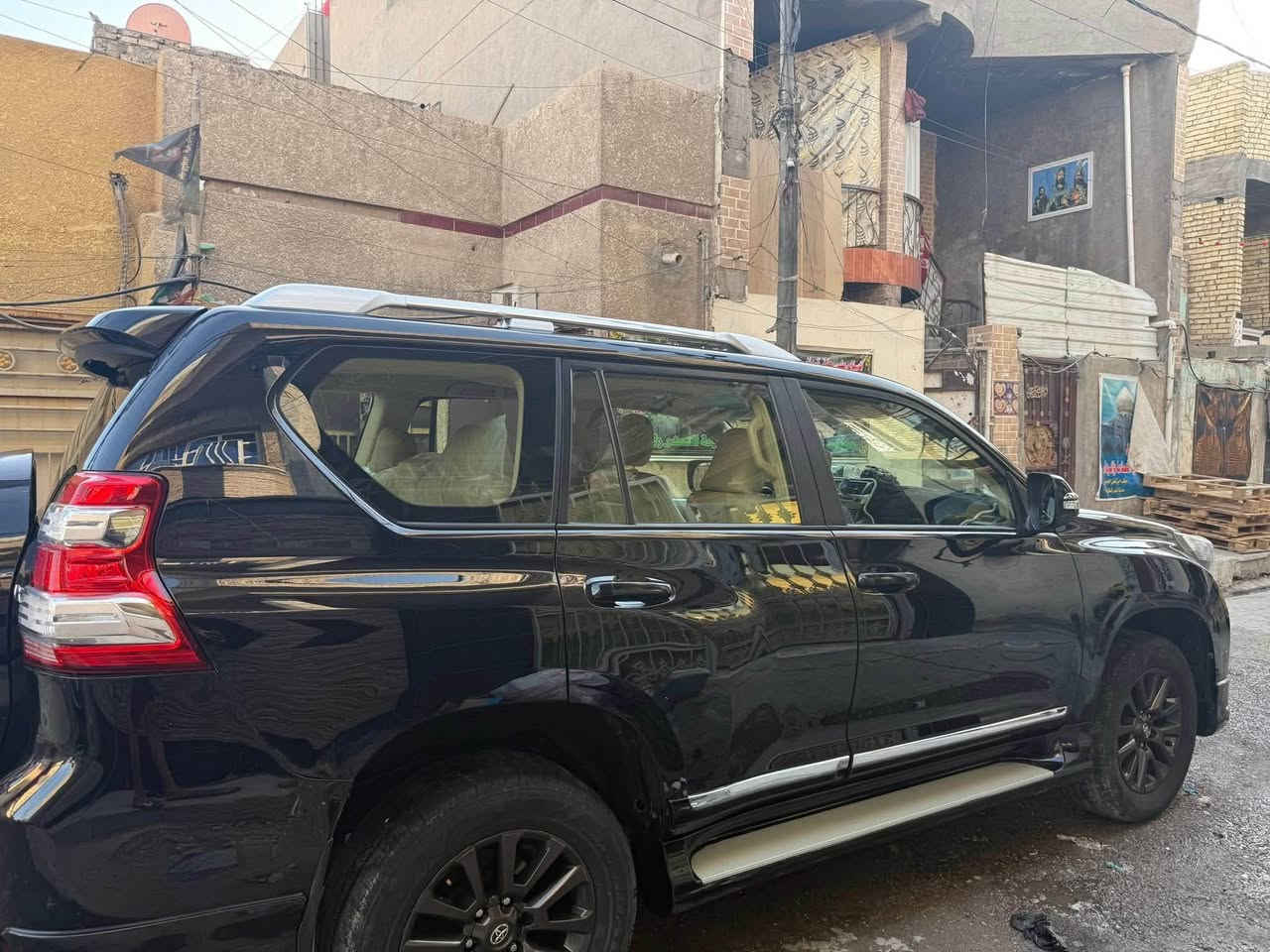 السلام عليكم 
برادو 2016 
رقم بغداد تحويل ثاني يوم 

فئة vx باب اول معروف 
ما يحتاج للشرح 
بيها مكانين بارد 

مكاني بغداد 
***********
