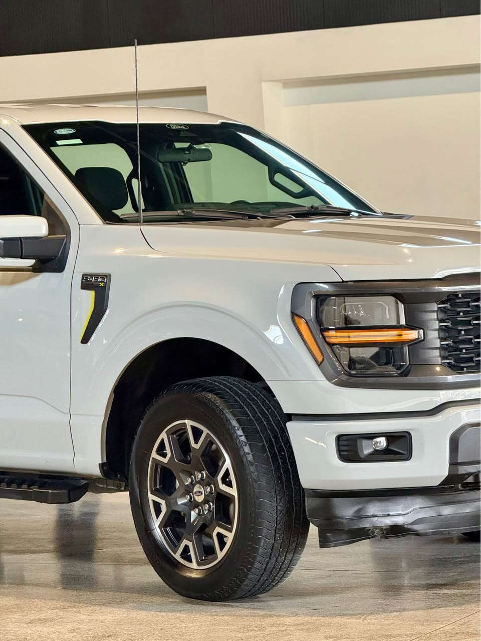 FORD F150 2024 STX 
ڕۆنگی چیمەنتۆی یەک چەمەلخی بۆیاخە بێ ناو گرتن ئێرباگ یەک شانی تەقیوە سیستەم کراوەتەوە پێشی کەپسە سەیارەکە زۆر جوانو زۆر تازەیە یەک دینار مەسرەفی تیا نیە ڕەقم سلێمانیە سەنەوی تا ٣١ تازەیە 
*********** السليمانية, العراق
