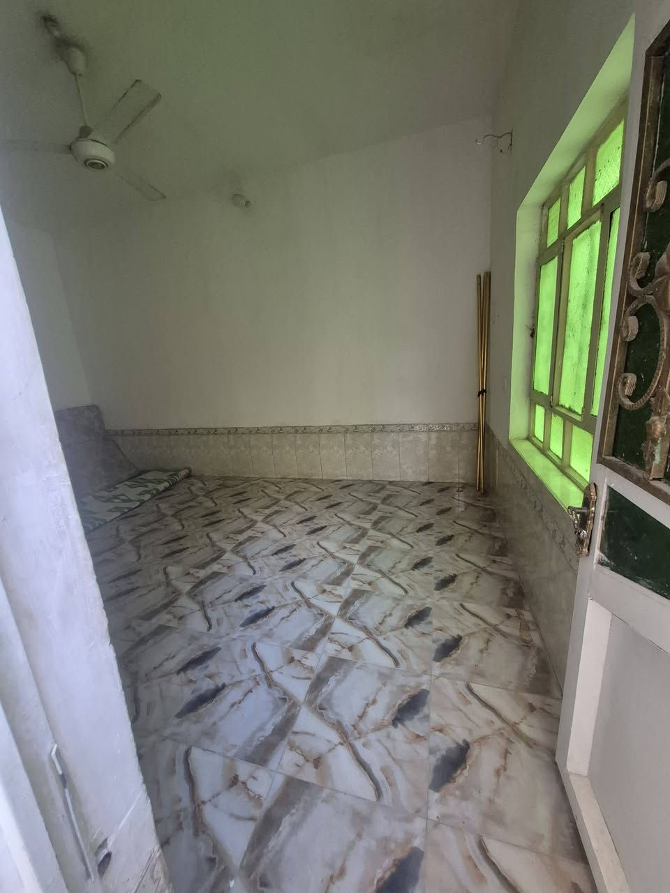 🏡 بيت للبيع – فرصة مميزة 🏡
للبيع دار سكنية بمساحة ١٠٠ متر، مكونة من ٣ طوابق، موقع ممتاز بالقرب من مدينة ألعاب السندباد – السايدين الجدد، تقريباً ١٠ دقائق مشي عن الإمام ✨

🔹 تفاصيل الدار:▪️ الطابق الأول:غرفتين + صالة + استقبال + حمامين

▪️ الطابق الثاني:يحتوي على سويتين مستقلتين، كل سويت بمساحة ٥٠ متر ومتكامل الخدمات

▪️ الطابق الثالث:سويت كامل مستقل مع نصف سطح

✔️ الدار مناسبة للسكن العائلي أو للاستثمار وتأجير السويتات

💰 السعر: خاص

📞 للاستفسار والمشاهدة يرجى التواصل على الخاص
 ***********
