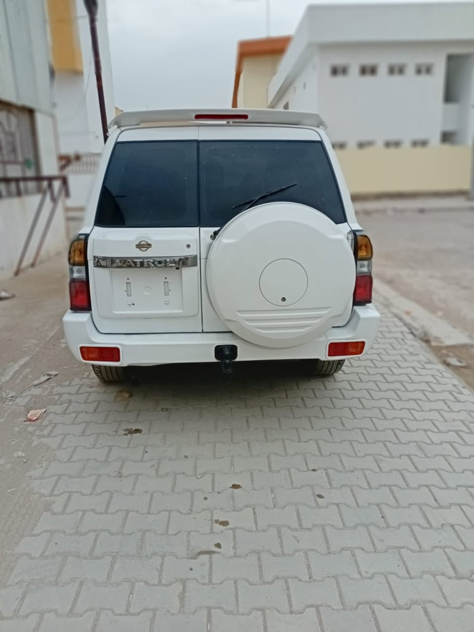 السلام عليكم 
نيسان باترول 2008مزاد وزاره الداخليه 
اوراقها كاملها وترقيم عليك السياره جاهزه من كلشي مكينه /كير /حداديه /طخم تايرات جديد خير من الله سياره ما بيها نقص برغي كير اوتو صبغ عام للجمالية مابيها لا ضربة ولاكلبة ولاخياس مكاني بغداد الحسينية 
بلعافيه على ياخذها 
سياره نضيفه وجهازه من كلشي‭00 964 770 041 6041‬
