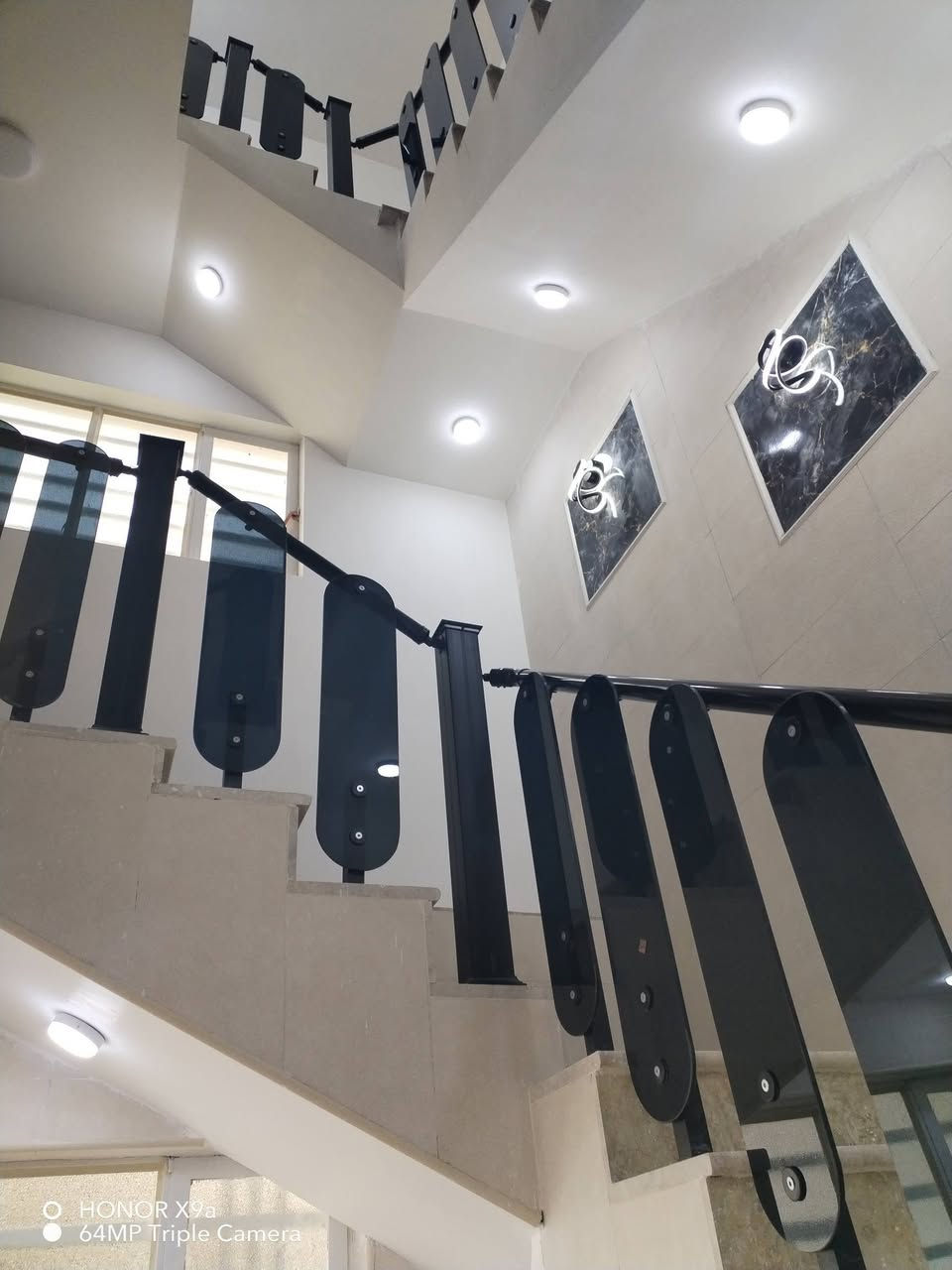 يالله مشتمل للبيع ركن ٧٠متر طابقين حديث حي الزهراء مقابل مجمع عماد سكر وشارع ١٥م وساحه موقع مميز جدا بيت يحتوي ٣نوم صاله مطبخ تخاريج بيت فارغ جاهز للسكن يرهم مراوس بحياء زهراء قادسيه سواق تفاصيل أكثر تصال ***********احمد الحجيمي او مراجعه مكتب ابو صلاح للعقار
