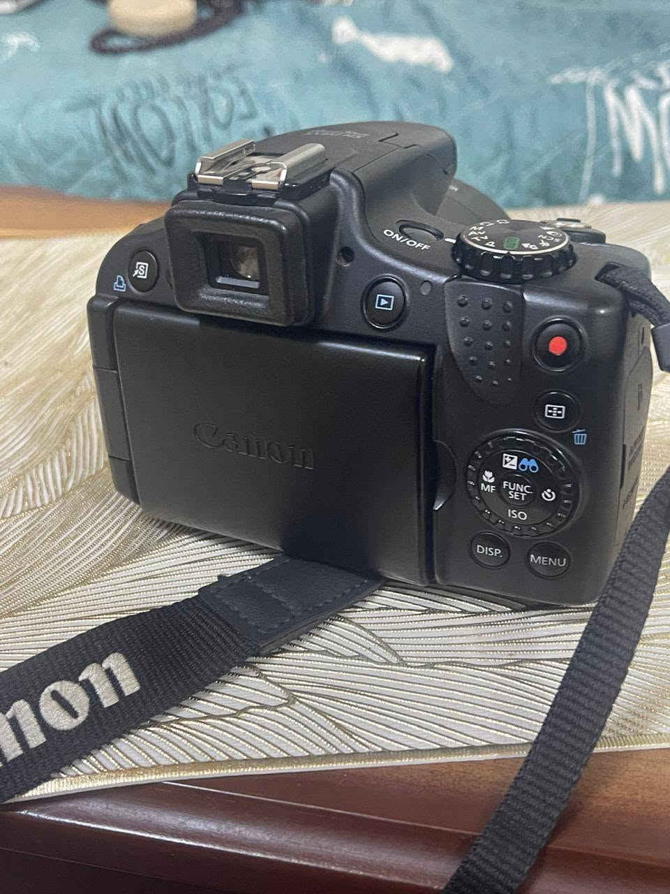 كاميرا كانون الجبارة (Canon PowerShot SX50 HS) – مو كاميرا، قناصة! 📸🔥
اللي يدور زوم خرافي، نظافة، وتصوير احترافي بقطعة وحدة، هاي الكاميرا لقطة وما تتفوت للبيع:
​زوم فلكي يجيب التايه (50x Optical Zoom): زومها دمار! تكدر تصور بي القمر بتفاصيله، وتجيبلك أبعد نقطة كدام عينك بصورة واضحة، كلش تفيد اللي يحب يصور طيور أو طبيعة.
​شاشة متحركة تفتر وياك: شاشة متحركة بكل الزوايا، تفيدك بتصوير الزوايا الصعبة، ومن جوة أو من فوك، وحتى تفيد جماعة السيلفي والفلوكات.
​دقة وتفاصيل تخبل: 12.1 ميكابكسل وحساس راقي، تنطيك ألوان نقية وصور واضحة و"شارب" (Sharp) حتى لو الإضاءة مو قوية.
​تصوير فيديو Full HD: دقة 1080p، يعني تصوير الفيديوهات للمناسبات أو الطلعات صافي وما بي أي غواش.
​مانع اهتزاز بطل: مهما زومت أو تحركت إيدك، الكاميرا بيها مانع اهتزاز قوي يثبتلك الصورة وتطلع حادة وما بيها رجفة.
​مميزات للمحترفين: الكاميرا تدعم تصوير الخام (RAW) علمود تعدل براحتك على الألوان بالفوتوشوب، وبيها أوضاع (C1 و C2) حتى تحفظ إعداداتك المفضلة وتكون جاهز بأي لحظة بدون ما تدوخ.
​حالة الكاميرا: الكاميرا كلش نظيفة ومكفولة، واستعمالها حشمة. تاخذها وتدعيلي!
السعر: [450] (وبيها مجال بسيط للشراي الجاد).


**إذا كنت صاحب هذا الإعلان وتريد حذفه لأي سبب، رجاءا أرسل رسالة إلى الدعم الفني**
