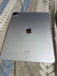 آيباد برو M2 • ١٢٫٩ • خط بالشاشة