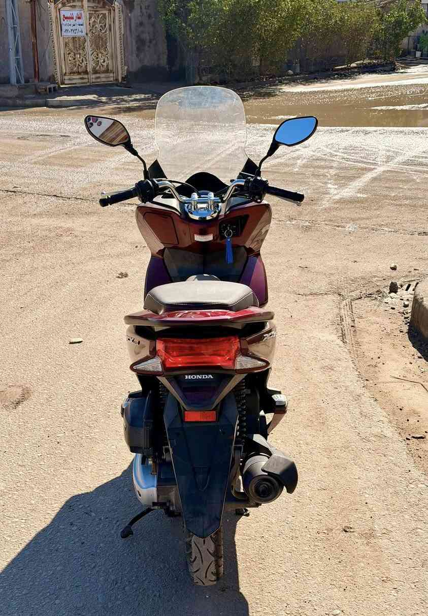 دراجه pcx 150  الجيل الثاني ياباني 
الدراجه جديده مال رمبه نزلتها قبل 25 يوم من كلشي وكلاشي وصل الشراء موجود  وكلشي شغال بيها من كهربائيات وحساس ازدحام وستناد رايدها ب 20 ورقه وبيها مجال بسيط
مكاني بغداد 
الاتصال واتساب ***********
