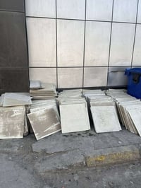 عندي 1400 قطعه مستعمل بس نضيفات  حجم 60  للبيع مكان بغداد قرب باب الشر...