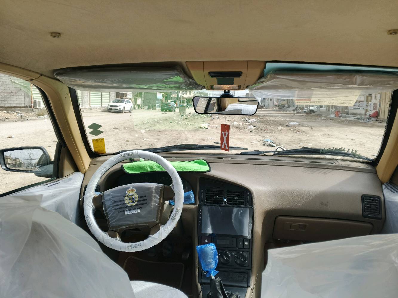 السيارة المعروضة للبيع هي بيجو بلون أصفر مع إكسسوارات زرقاء وسقف أبيض مميز. المقاعد مُغطاة بواقٍ بلاستيكي للحفاظ على النظافة، والمقود مُغطى بتغليف لضمان حماية إضافية. السيارة تبدو في حالة جيدة ولا توجد أضرار ظاهرة في الهيكل الخارجي أو الداخلي. الصندوق الخلفي واسع وكافٍ لحمل الأغراض. هذه السيارة مثالية للاستخدام اليومي أو للأعمال بفضل حالتها المحافظة والتجهيزات الأساسية المتوفرة فيها.