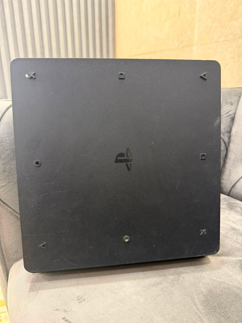 📢 للبيع PS4 Slim نظيف جداً 🎮
النظافة: 80%
 الملحقات: جوستك عدد 2 + شاحنة يدات + جهاز UPS لحماية الكهرباء.
 الألعاب: GTA V + PES 2019.
 السعر: 370 ألف (وبيه مجال للشراي).
📍 المكان: [بغداد شعله ]
📞 للتواصل: ***********واتساب
