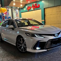 كامري 2024 عبد اللطيف  جميل هايبرد ام البرده الخلفيه  ماشيه 56االف رقم...