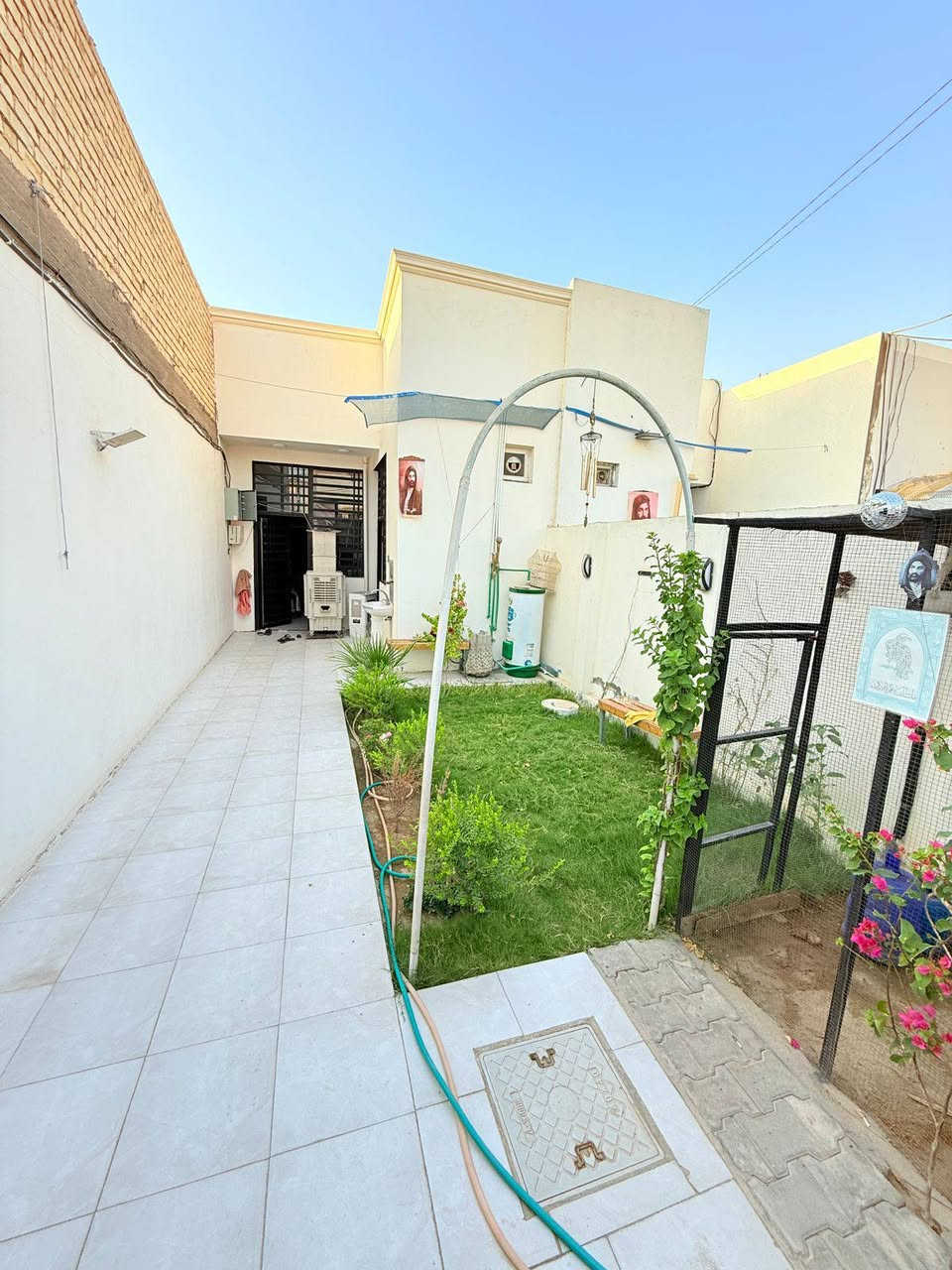 دار 100 متر 4.5 * 22.5 سند 25 
#عنوان البيت /شارع الصب  عمود 327 مقابيل مياه العتبه اسم شارع 15   وعرض الشارع 10

@مواصفات البناء
#بناء درجه اولى الاساس صب شريطي 40×60 والحمامات رفت الشيش f. f  والصب شركه البصيصي
#السقف صب كونكريت 350 شركه البصيصي كذالك الحديد f. f  وجسور مخفيه 2
#بيتونه عكاده وصب كونكريت حصيره
#بناء طابوك 
# تسيس ماء ومجاري امل الشريف
# الكهربائيات سيمس تركي درجه اولى
# لبخ ثلاثه مراحل (سمنت_جص _بورك) 
#سيراميك ارضي والجداري كله اسباني من شركه زوزك
 
تفاصيل :_
طارمه 4* 11
حديقه 3*8
مطبخ 1.8*3
صاله 4*7
حمام 1.8*1.6
غرفه 4*5
منور 1.1*1.6
بيتونه 1.8*1.6

 السعر 47 وبي مجال 
 
للستفسار الواساب ***********
