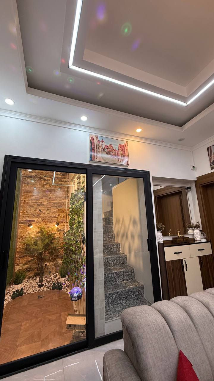 دار للبيع مساحه ١٣٠ متر واجهه ٨ 
العنوان موصل مزارع الثالثه قرب مدخل ال ٩٥ 
الدار يتكون من ٤ غرف نوم 
غرفه واحده مع سويت بالارضي
ثلاثه غرف نوم بالطابق الثاني مع وحده سويت 
الدار يحتوي علئ ٦ سبالت سامسونك جديده 
مع كاونترات خشب ايطالي 
السعر ١٨٥ مليون للأستفسار ***********
