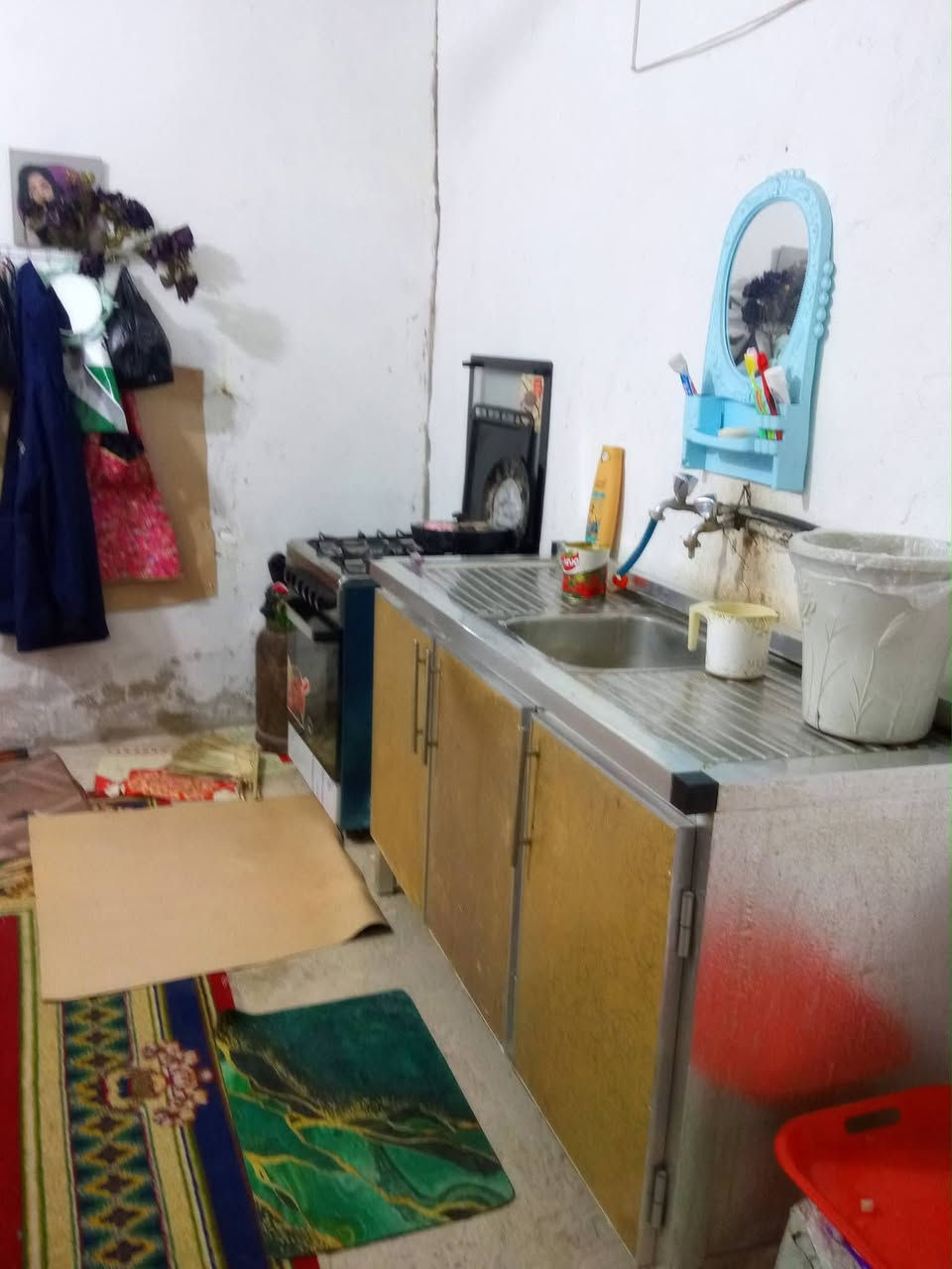 يا الله السلام عليكم بيت للبيع واقع حال تجاوز العنوان بغداد جسر ديالى القديم مساحة البيت ١٨٠ متر بي غرفتين وحدة صغيرة وحدة جبيرة ستقبال حمام تواليت مطبخ وكراج جبير خدمات كاملة مي مجاري كهرباء حتة سحب واصل سبب البيع ضروف خاصة السعر ١٢ وهاذ رقمي ***********
