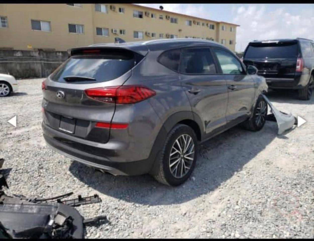 السلام عليكم
توسان 2020 أمريكي 
مبدل جاملغ امامي بلاد و بنيد
بصمه
بصمه ابواب
جلد
2 قطعه تبريد
رادار جانبي
تحكم ستيرن
شاشه أندرويد 
كامره خلفيه
حساسات امامي خلفي
كشنات تدفئه 
محرك 2400 Gdi
رقم بغداد 
كير ومحرك وصدر وتايرات وتبريد جاهزه
ماشيه 95 الف ميل 
السعر 168 وبيه مجال 
العنوان بغداد بسماية
صور الحادث مع المنشور
رقم صاحب السيارة ***********
